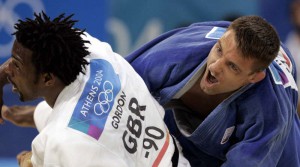 Huizinga of the Netherlands grapples with Britain's Gordon during men's judo middleweight bronze medal match in Athens. Mark Huizinga of the Netherlands (R) grapples with Britain's Winston Gordon during the men's judo middleweight (under 90kg) bronze medal match at the Athens 2004 Olympic Games August 18, 2004. Huizinga defeated Gordon. REUTERS/Ruben Sprich Reuters / Picture supplied by Action Images *** Local Caption *** RBBORH2004081801104.jpg
