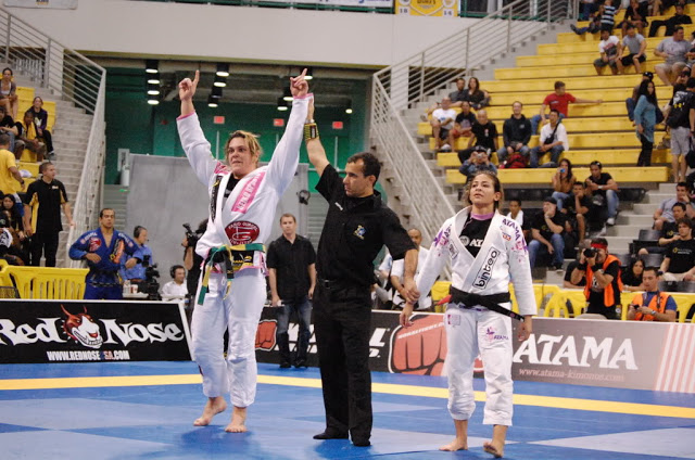 Gabi beating Bia Mesquita at the 2013 worlds.