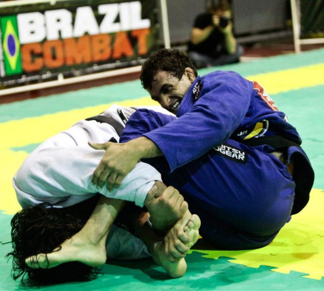 Hakim facing Romulo Barral at the 2012 Rio Open