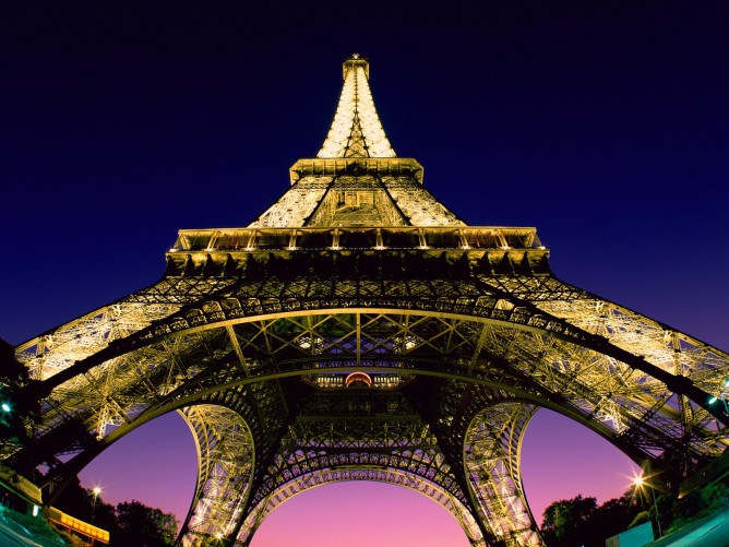 top_10_things_to_do_while_in_paris_eiffel_tower_night3-668x501