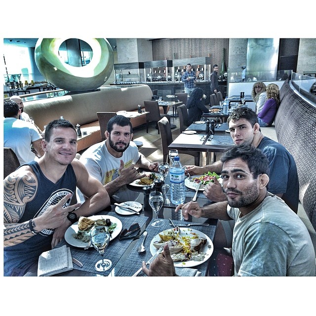 Rodolfo Vieira, Buchecha, Lucas Leite and Tarciso Jardim all eating together in Abu Dhabi