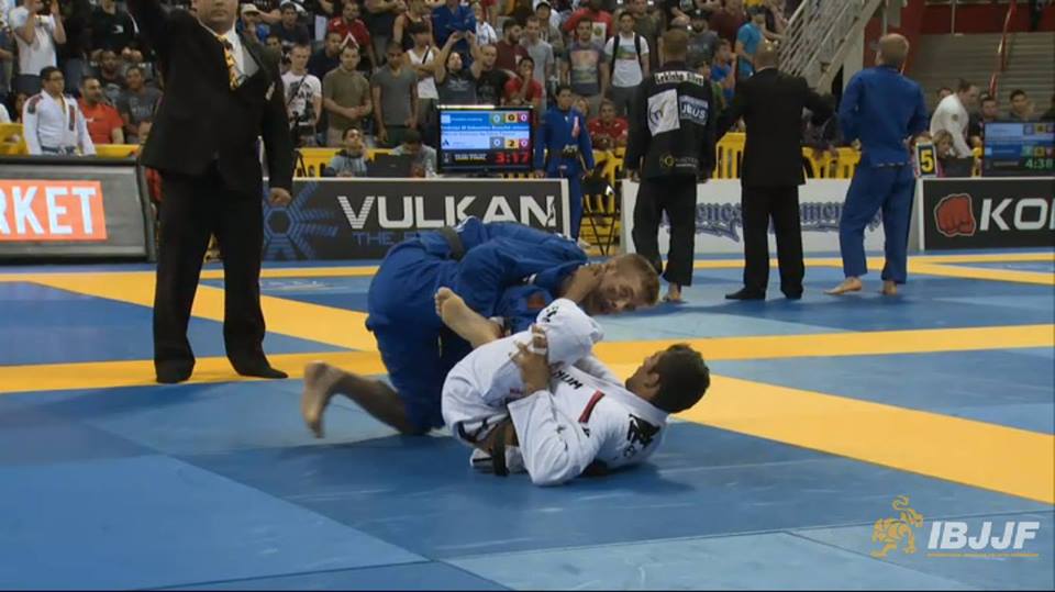 (Video) Keenan Cornelius Disqualified For Questionable Knee Reap