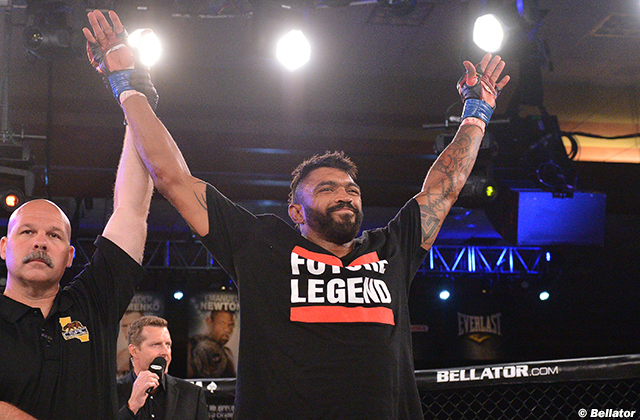 (Video) Crazy Inverted Triangle Submission at Bellator 124