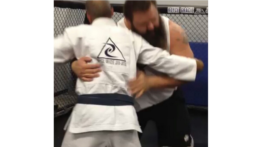 (Video) Royce Gracie Training with 180kg/400Lbs Strongman Competitor