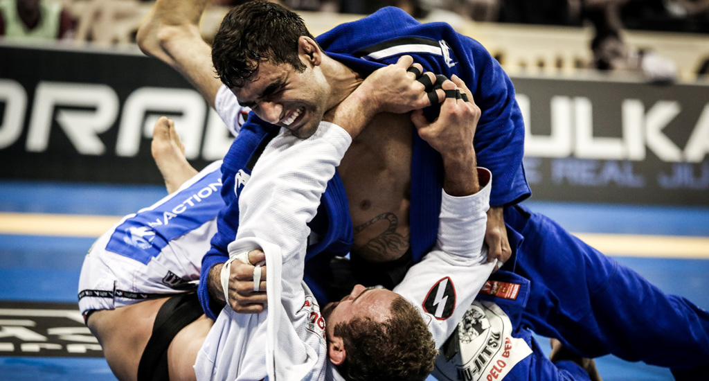 How To Do The Infamous Leandro Lo Flying Knee Cut Pass