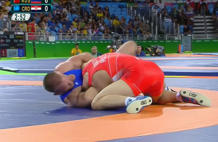 Russian Wrestler Gets Choked Out, Continues And Wins Gold