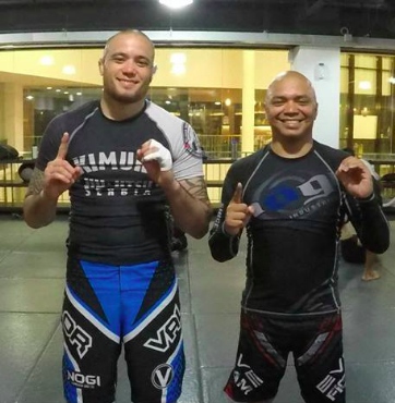 BJJEE's editor Gile Huni (left) had a chance to train and roll with Rick Marshall (right) in Singapore and was very impressed.