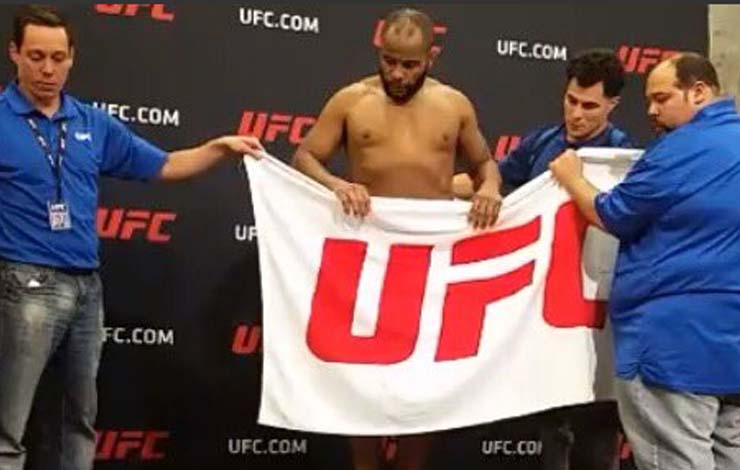How Daniel Cormier Cheated The Scale For 1.2 Pounds
