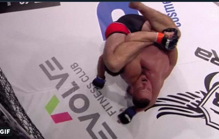 MMA Fighter Pulls Off Buggy Choke In MMA Fight – Commenters Confused