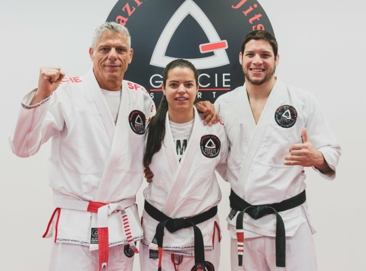 One Of The Only 2 Female Black Belts in Gracie Family Teaches an Easy Sweep From Closed Guard