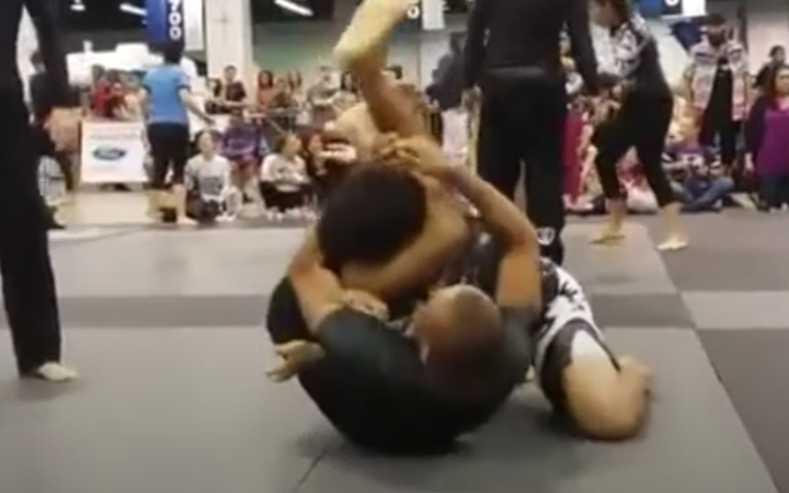 Weird Inverted Armless Triangle Puts Opponent To Sleep At A Jiu-Jitsu Tournament