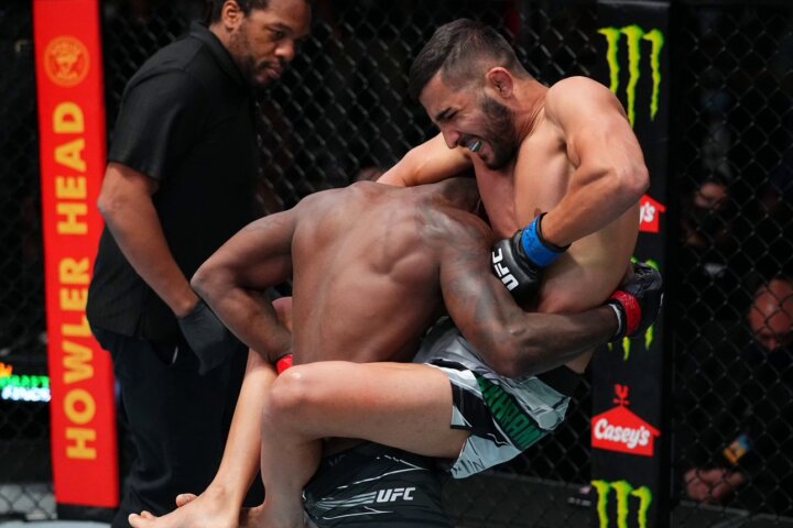 UFC Vegas 34: Kakhramonov Puts Jones to Sleep with Standing Guillotine Choke