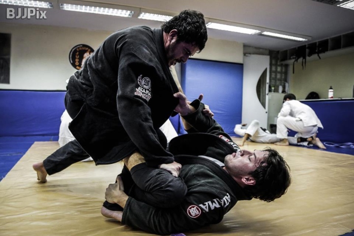 Here’s An Easy Way To Pass De La Riva Guard In Brazilian Jiu-Jitsu