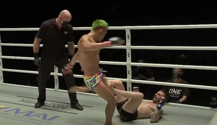 “Get Up” Muay Thai Fighter Destroys BJJ Practitioner in MMA Bout