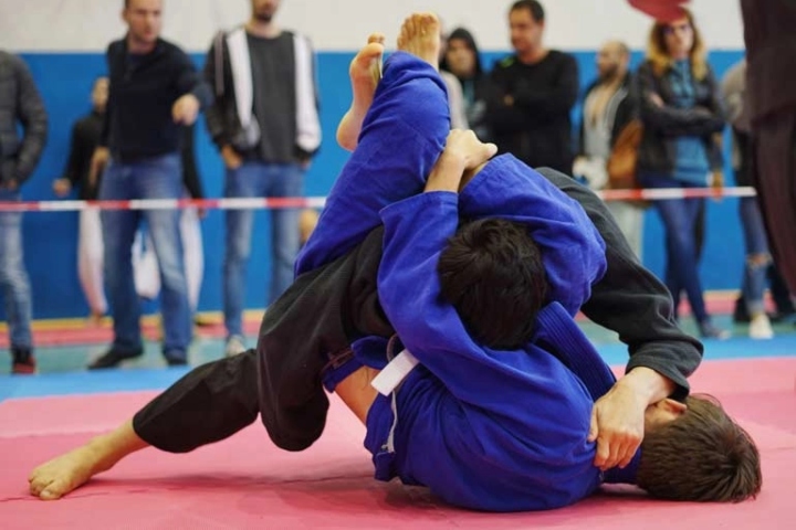 This Triangle Choke Variation From Closed Guard Works Great