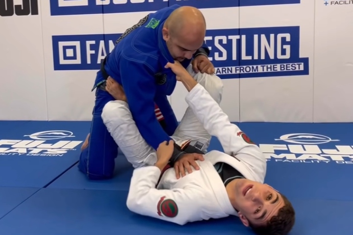 Mikey Musumeci Shows How To Play The Perfect Collar Sleeve Guard