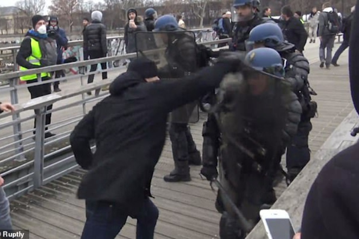 [WATCH] That Time A Former Pro Boxer Took On French Riot Police