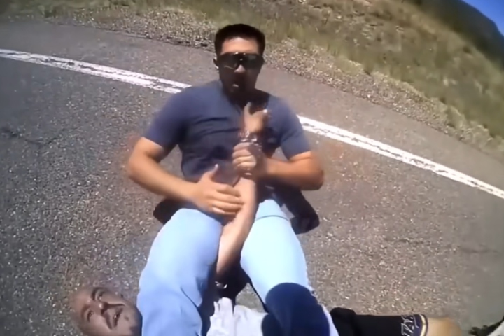 [WATCH] Civilian Helps Pregnant Officer By Armbarring Suspect