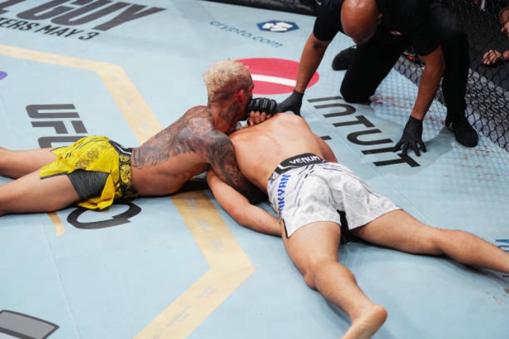 Charles Oliveira Thought He Choked Out Arman Tsarukyan At UFC 300